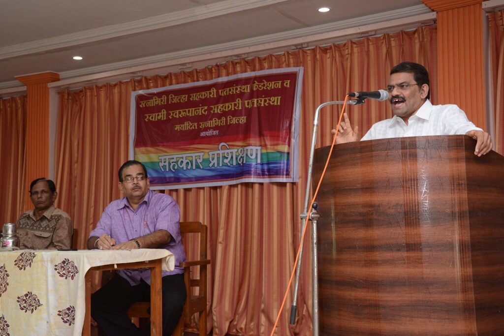 जीएसटी प्रशिक्षण कार्यक्रमात मार्गदर्शन करताना संस्थेचे अध्यक्ष ॲड. दीपक पटवर्धन