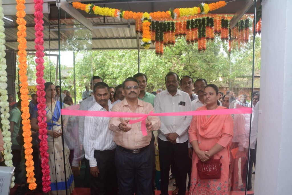 संस्थेच्या देवरुख शाखेचे उदघाटन करताना अध्यक्ष ॲड. दीपक पटवर्धन व इतर मान्यवर