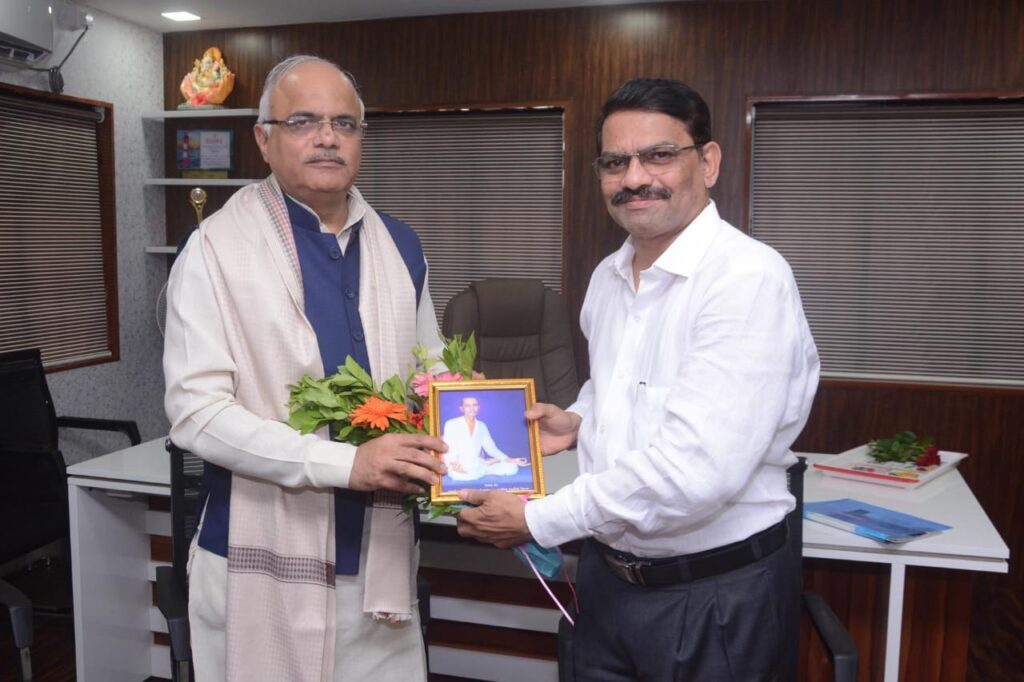 भारतीय जनता पार्टीच राष्ट्रीय उपाध्यक्ष मा. विनयजी सहस्त्रबुद्धे यांनी संस्थेला सदिच्छा भेट दिली त्यावेळी त्यांचा सत्कार करताना संस्थेचे अध्यक्ष अ‍ॅड. दीपक पटवर्धन