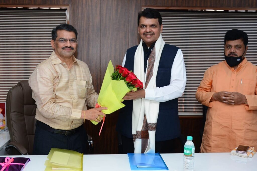 स्वामी स्वरुपानंद पतसंस्थेला माजी मुख्यमंत्री व विरोधी पक्ष नेते देवेंद्र फडणवीस यांची सदिच्छा भेट