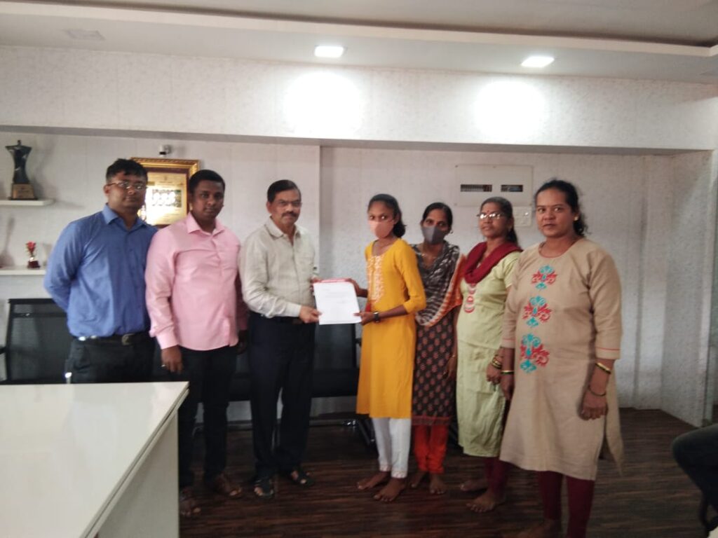 स्वरूप पाठ्यवृत्ती योजनेतून कु. सायली दिलीप कर्लेकर हिस पाठ्यवृत्ती देताना संस्थेचे अध्यक्ष अ‍ॅड. दिपक पटवर्धन