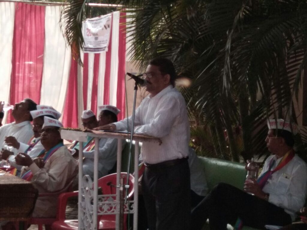 राळेगणसिद्धी येथे सहकार परिषदेत मार्गदर्शन करताना संस्थेचे अध्यक्ष अ‍ॅड. दीपक पटवर्धन