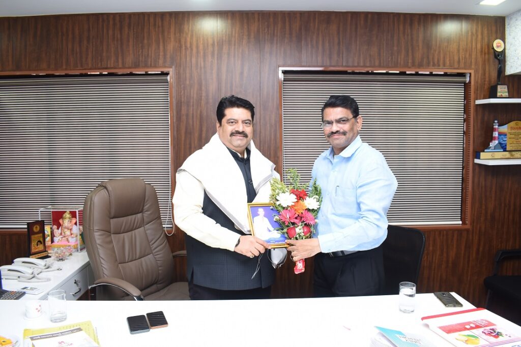 मा. खासदार मनोज जी कोटक यांनी स्वरूपानंद पतसंस्थेला सदिच्छा भेट दिली त्यावेळी त्यांचे स्वागत करताना संस्थेचे अध्यक्ष अ‍ॅड. दीपक पटवर्धन.