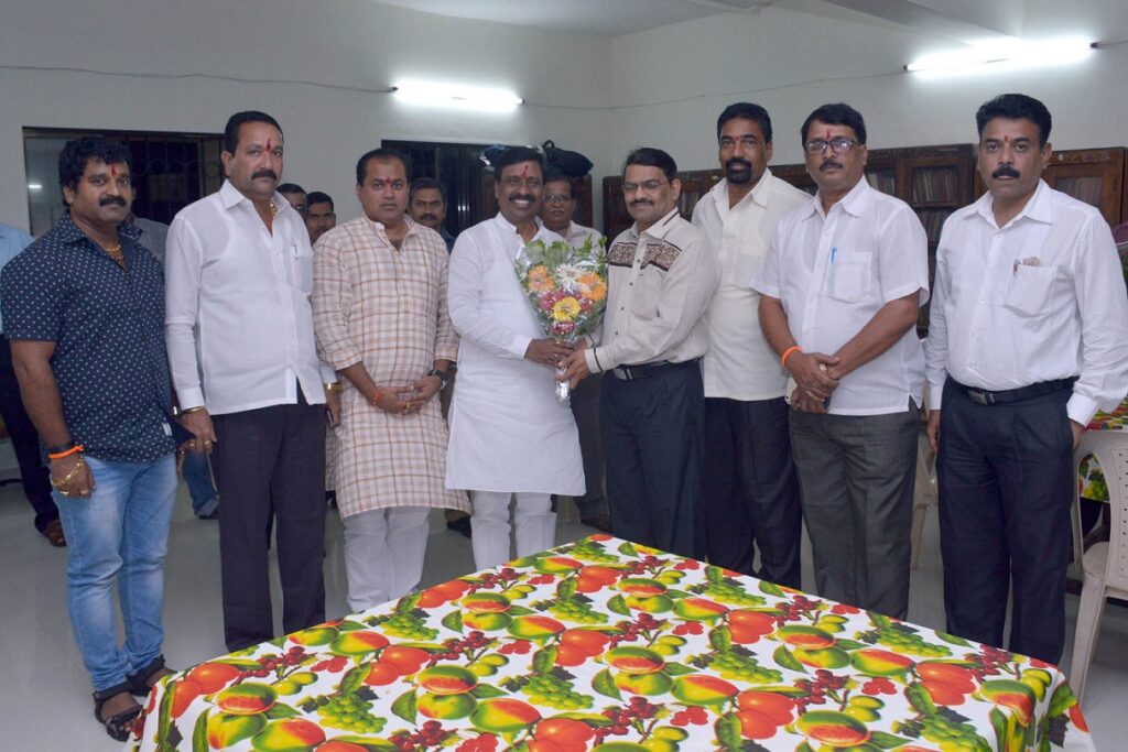 खा. विनायक राऊत, आ. उदय सामंत आणि इतर मान्यवर यांजकडून अभिनंदन स्वीकारताना संस्थेचे अध्यक्ष अ‍ॅड. दीपक पटवर्धन