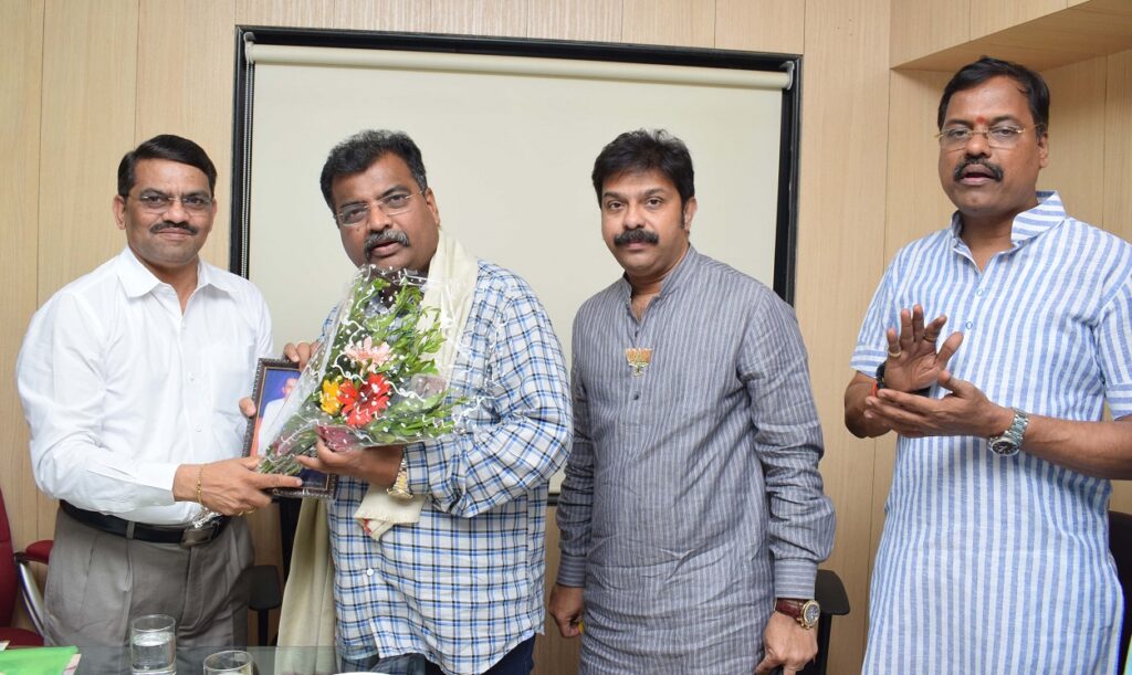 स्वामी स्वरूपानंद सहकारी पतसंस्थेच्या प्रधान कार्यालयास बंदर विकास राज्यमंत्री रवींद्र चव्हाण, विधान परिषदेचे नूतन आमदार प्रसाद लाड यांची सदिच्छा भेट दिली.